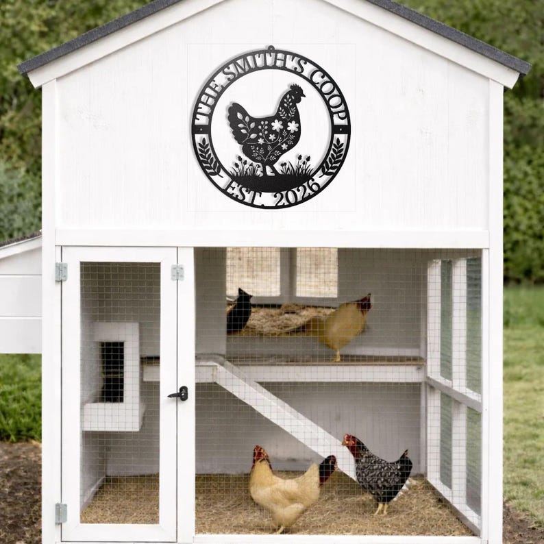 Personalized Chicken Coop Sign Custom Metal Farm Nameplate Outdoor Hen House Marker Round Garden Plaque Backyard Keeper Gift Homestead Barn Emblem Farmhouse Style Display Name Date Engraving Durable Weather Proof Construction Country