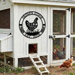 Outdoor Farmhouse Sign Custom Metal Chicken Coop Plaque Personalized Hen House Nameplate Round Garden Marker Backyard Keeper Gift Barn Emblem Homestead Display Name Date Design Durable Country Style Poultry House Gate Wall Mount Weather