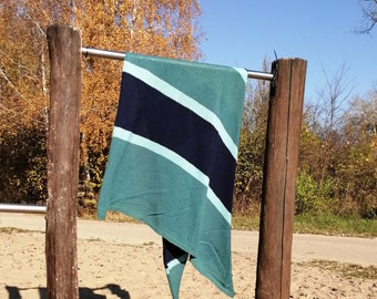 Blauer gestrickter Merino Wollschal, asymmetrischer Dreieckstuch, Winterschal für Frauen