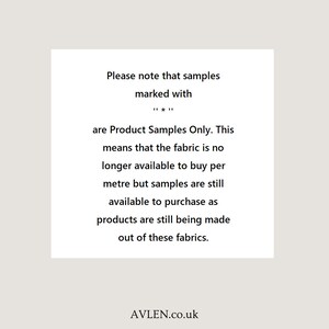 Op de afbeelding: Tekst op een witte achtergrond die uitlegt dat monsters die zijn gemarkeerd met een sterretje, alleen productmonsters zijn. Dit betekent dat de stof niet langer per meter te koop is, maar monsters zijn nog steeds te koop, omdat producten nog steeds van deze stoffen worden gemaakt. De tekst bevat ook het websiteadres AVLEN.co.uk.