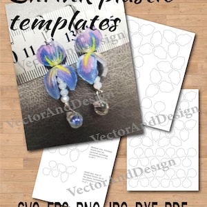 Peut inclure: Des boucles d'oreilles faites à la main avec des motifs de fleurs en plastique rétractable bleues et violettes. L'image montre également des modèles pour les boucles d'oreilles, ainsi que le texte "Shrink plastic templates" et des options de format de fichier.