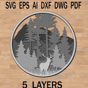 Pode incluir: Uma cena florestal cinza em camadas com um veado dentro de uma moldura circular. A imagem inclui pinheiros, montanhas e grama. O texto na parte superior diz "SVG EPS AI DXF DWG PDF" e na parte inferior "5 LAYERS".