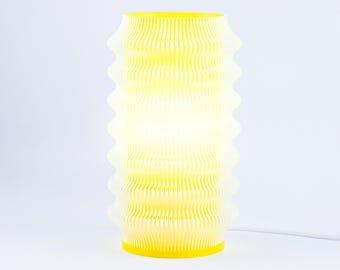 Gewellte gelbe Tischlampe für modernes Wohnzimmer, minimalistische Schlafzimmer-Stimmungslampe, moderne weiche Umgebungsbeleuchtung, Schlafzimmer-Nachttisch-Leselampe