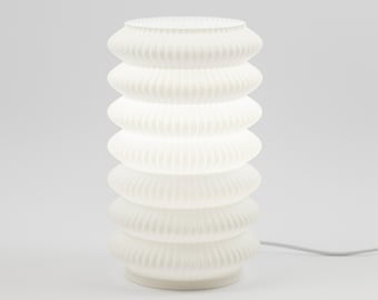 Lámpara de mesa blanca moderna, lámpara minimalista acanalada para dormitorio o sala de estar, iluminación ambiental de brillo suave, acento de decoración escandinava.