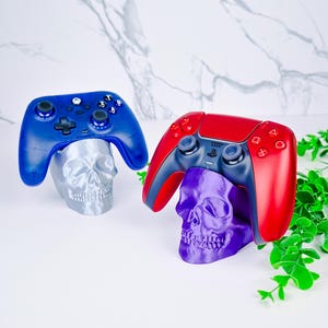 Controller Holder Skull for PS5 & Xbox Controllers, Skull Gaming Desk Controller Stand Display Gift for Gamers, Game Room Décor Gift for Him
