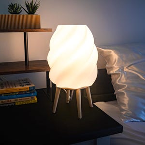 ベッドサイドテーブル用のモダンなランプ、ユニークなテーブルランプ、ミニマリストの部屋の装飾、ホームオフィスの照明装飾、リビングルーム用の渦巻きテーブルランプ