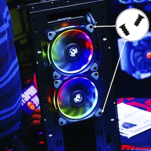 Op de afbeelding: Een zwarte computerbehuizing met twee RGB-ventilatoren geïnstalleerd. De ventilatoren hebben een regenboogkleurenschema en zijn aan de voorkant van de behuizing gemonteerd. De behuizing is gemaakt van metaal en heeft een zwarte afwerking. De ventilatoren worden op hun plaats gehouden door zwarte schroeven.