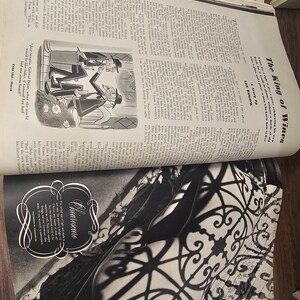 Puede incluir: P&aacute;ginas de revista abiertas con texto e ilustraciones. Una p&aacute;gina presenta una caricatura en blanco y negro de dos hombres. Otra p&aacute;gina muestra una foto en blanco y negro con patrones de sombras ornamentados y la palabra "Chiaroscuro".