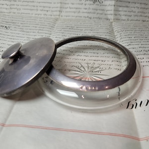 Tarro de polvo de tocador de plata antigua y vidrio con tapa interior de espejo