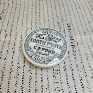 Antiker weißer Keramik C.P Teichtopfdeckel, Areca Nuss Zahnpasta Topfdeckel, Apotheke Werbung weißer Keramik