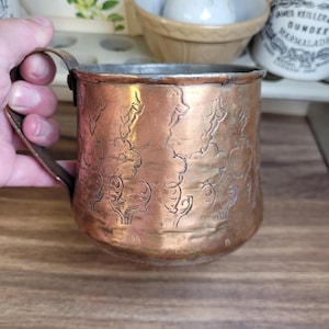 Caneca ou caneca de cobre martelado antigo com detalhes gravados, cobre antigo, vaso de planta, decoração para casa