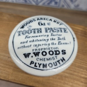 Antike Werbung Woods Areca Nuss Zahnpasta Topf Deckel Apotheker Werbung White Ironstone