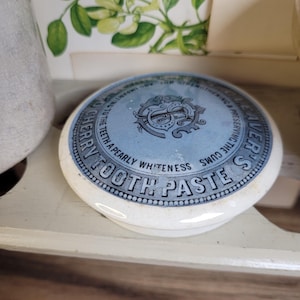 Antike Werbung Kirschzahnpasta Topfdeckel, bildhaftes Design, antike Apotheke, blau glasierte Keramik
