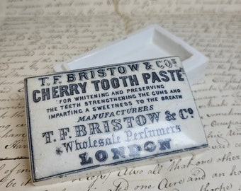 Antiker rechteckiger Topfdeckel und Basis, antike Chemikerwerbung aus weißer Keramik, Bristow Cherry Zahnpasta viktorianische Werbung