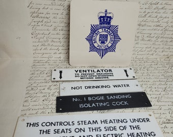 Lot de plaques de commissariat de police des transports britanniques des années 1970 et de panneaux de chemin de fer vintage, publicité ferroviaire, chemin de fer de collection