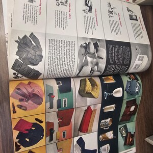 Puede incluir: Una revista vintage con ilustraciones y fotograf&iacute;as. Las secciones incluyen "ropa relajante", "colores relajantes" y "muebles relajantes". Las p&aacute;ginas muestran im&aacute;genes de ropa, muebles y accesorios, con texto adjunto.