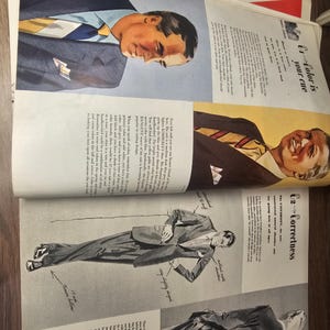 Puede incluir: Una p&aacute;gina de revista vintage con ilustraciones de trajes de hombre y consejos de moda. Las im&aacute;genes muestran varios estilos de trajes, con detalles sobre el ajuste y la coordinaci&oacute;n de colores. El texto incluye consejos de estilo e informaci&oacute;n sobre la confecci&oacute;n de trajes.