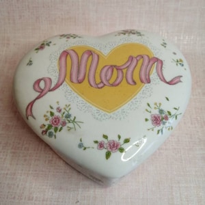 Vintage Studio Nova Heart Trinket Pot with &#39;Mom&#39; design