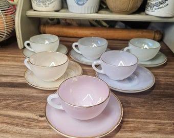 Raro y elegante juego de taza y platillo Arcopal francés de tamaño pequeño, de la década de 1950. Tonos pastel iridiscentes opacos con detalles dorados.