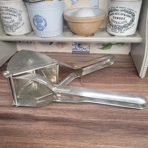 Vintage Metal Potato Ricer , Hand Potato Press , Old Tomato Press, Vintage Kitchenalia , Kitchen utensils , Potato Masher