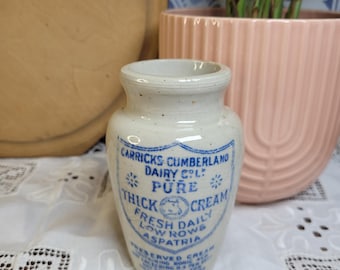 Viktorianische Milchflasche, Carricks Cumberland Cream Molkerei Pure Dicke Sahne, Steingutflaschen, antike Molkereiwerbung