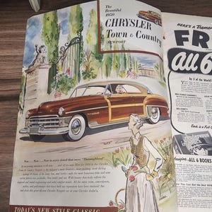 Puede incluir: Un anuncio de 1950 del Chrysler Town & Country Newport. La ilustraci&oacute;n presenta un coche marr&oacute;n con paneles de madera, una mujer con un vestido y una escena de jard&iacute;n. El texto dice "Today's New Style Classic."