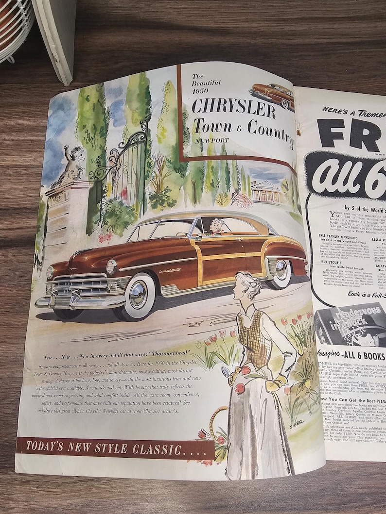 Puede incluir: Un anuncio de 1950 del Chrysler Town & Country Newport. La ilustraci&oacute;n presenta un coche marr&oacute;n con paneles de madera, una mujer con un vestido y una escena de jard&iacute;n. El texto dice "Today's New Style Classic."