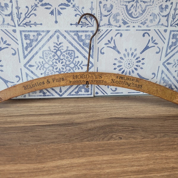 Vintage houten reclame kleerhanger, vintage mode, reclame woondecoratie