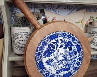 Vintage Wooden Bread Serving Chopping Board with Ceramic Willow Pattern Middle Design and Handle, Vintage Kitchen,  Vintage Breadboard