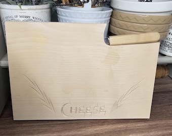 Vintage snidad ostbricka i trä med kniv, Vintage Kitchenalia, skärbräda i trä