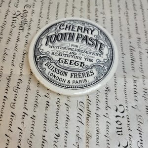 Antike Werbung Kirschzahnpasta Topfdeckel, Bilddesign, antike Apotheke, weißer Keramik, Buisson Freres London & Paris