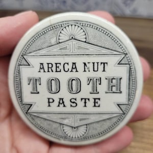 Antiker Art Deco Topf Areca Nuss Zahnpasta Topf Deckel Apotheker Werbung Weiß Ironstone