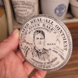 Antike Werbung Heal-All Salbentopf Deckel, bildhaftes Design, antike Apotheke, weißer Ironstone