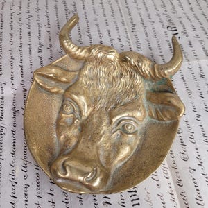 Vintage Messing Bulls Head Visitenkarten Tablett, Messing Schmuckschale, viktorianische Stiftablage, Ring oder Schmuck Tablett, Stier Dekor