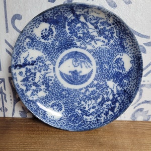 Japanische Meiji-Periode blau-weiße Schale handbemalt mit Blumen und Kranichvögeln