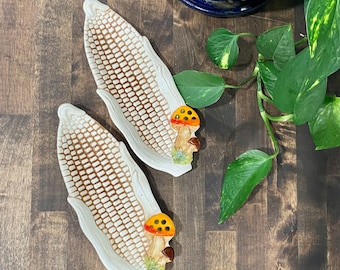 Plato alegre de mazorcas de maíz y champiñones