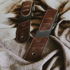 StrapsAndAdds ギターストラップ、ナイロンギターストラップ、本革エンド、鋳物金具、ブラウンレザー、ピックポケット、ハンドメイド