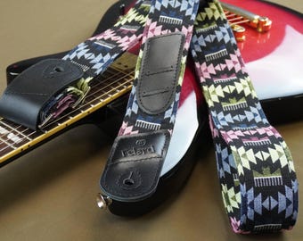 Tracolla per chitarra in pelle realizzata a mano su misura con estremità in pelle e tasche per plettri, adatta per ukulele, chitarra acustica, elettrica e basso, prodotta in Ucraina.