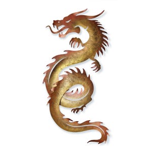Könnte beinhalten: Eine goldene Drachen-Skulptur aus Metall mit einem eingerollten Schwanz und einem grimmigen Ausdruck. Der Drache ist aus Metall und hat eine strukturierte Oberfläche.
