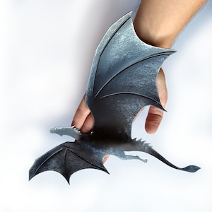 Fliegender Drache aus Eisen, Wanddekoration aus Metall, Metallkunst für den Garten, Fantasy-Wandskulptur, Fantasy-Hängedrache, Fantasy-Geschenk aus Eisen