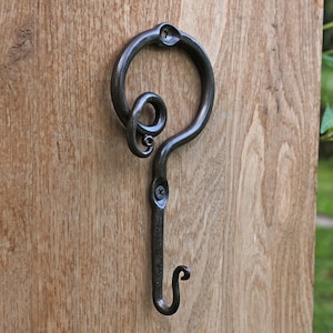 Smidesjärnskrok "Curl". Smidd handdukskrok. Morgonrockkrokar. Badrumskrokar. Metallkrokar. Metallgalge. Vägggalge. Rustik morgonrockskrok i järn