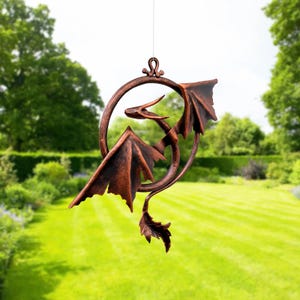 Fliegender Drache aus Eisen mit geschwungenen Linien, Drachen-Windfänger, Gartendekoration, Wanddekoration, Fantasie-Drachenfigur, Fantasie-Geburtstagsgeschenk