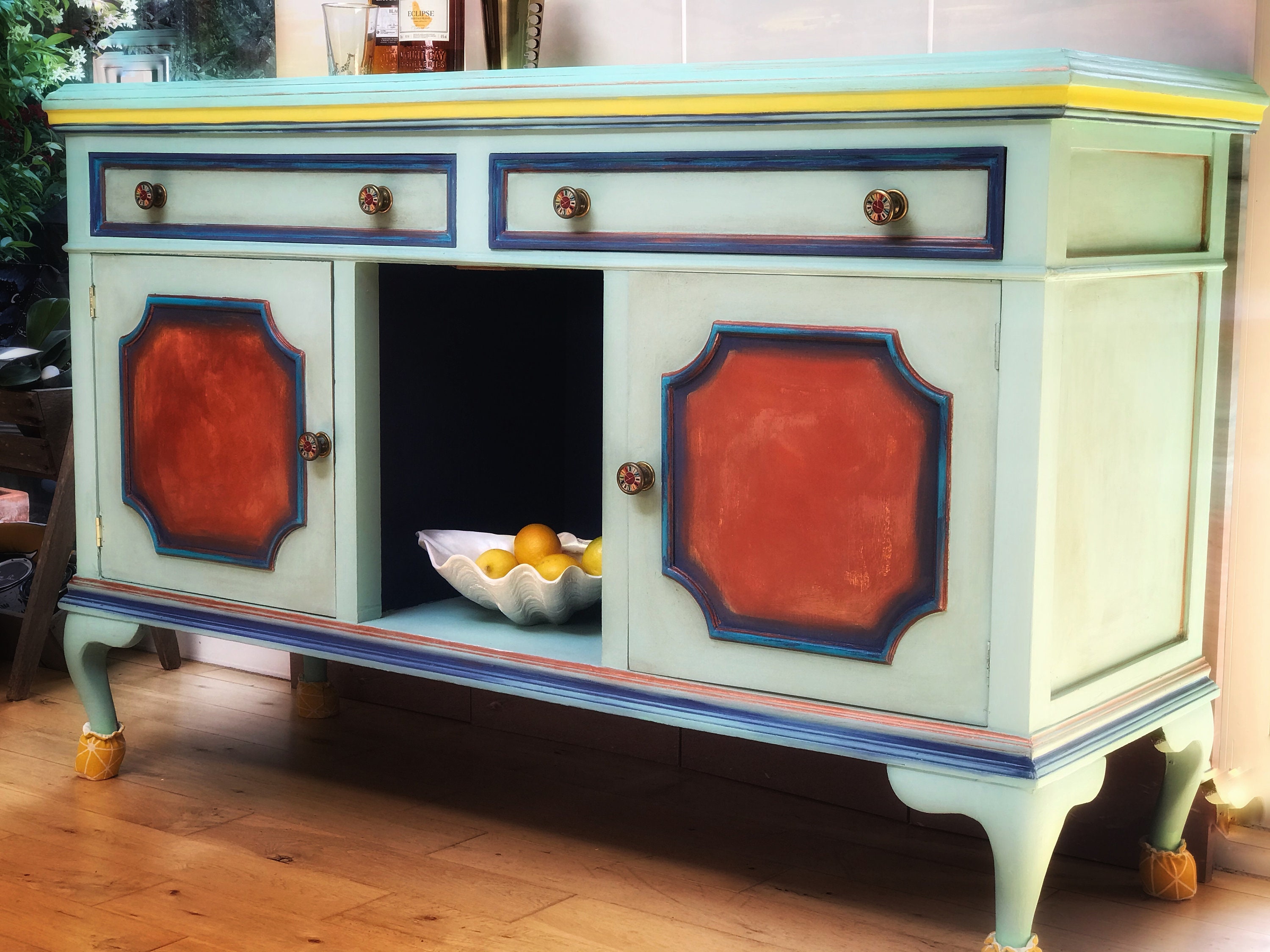 Queen Anne Vintage Gabinete / Aparador con patas de cabriole | Etsy