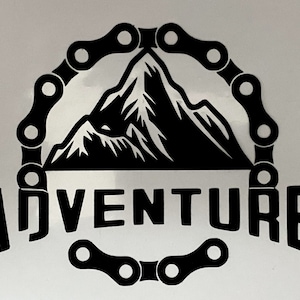 Könnte beinhalten: Schwarz-weiße Grafik mit einer Bergsilhouette, einer Fahrradkette und dem Wort "ADVENTURE". Der Berg befindet sich in der Mitte, wobei die Kette einen Bogen darüber und eine Teilkette unter dem Wort bildet.