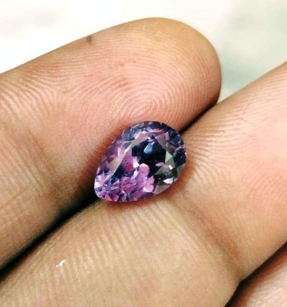 Pierre D'alexandrite De Synthèse à Facettes En Forme De Poire - Changeante Violet/bleu, Qualité Excellente