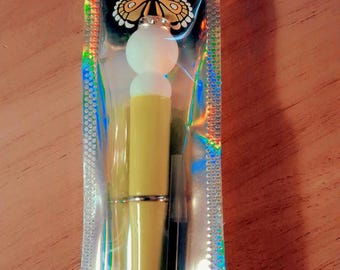 Bolígrafo recargable hecho a mano con diseño de mariposa y cuentas.