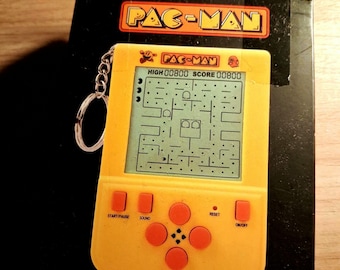 Llavero con forma de consola portátil del clásico juego arcade Pac-Man. ¡Un regalo original y novedoso!