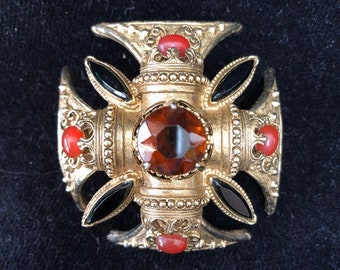 Stylized Vintage Round Gold Tone Faux Pearls Maltese Cross Florenza Maltese Brooch Stones Wreath
