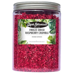 Pode incluir: Um frasco transparente cheio de crumble de framboesa liofilizado. O rótulo diz "Drink Botanicals Ireland" e "Freeze-Dried Raspberry Crumble, Premium Garnishes".