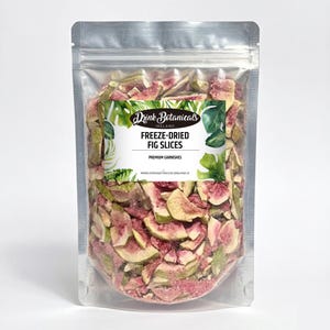 Può includere: Un sacchetto trasparente e richiudibile pieno di fette di fichi liofilizzati. Il sacchetto presenta un'etichetta con il testo "Drink Botanicals Ireland" e "Freeze-Dried Fig Slices". Le fette di fico sono rosa e beige.
